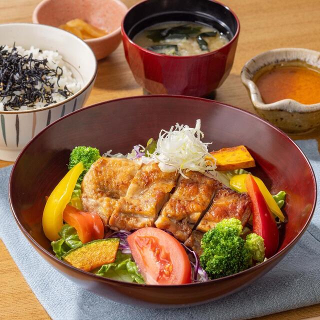 オススメの外食メニュー① 大戸屋のもろみチキンの彩りサラダボウルとしそひじきご飯